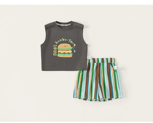 Détail d'un ensemble d'été pour enfants avec débardeur imprimé hamburger et short rayé