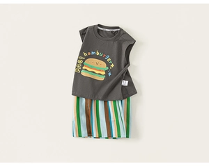 Haut gris sans manches avec imprimé hamburger et short en coton à rayures multicolores