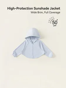 Veste de soleil enfant bleu clair avec capuche, protection UPF 50+ et tissu respirant