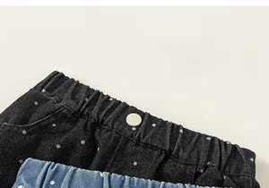 Detailansicht des elastischen Bundes der Mädchen-Jeansshorts mit Polka-Dot-Musterung