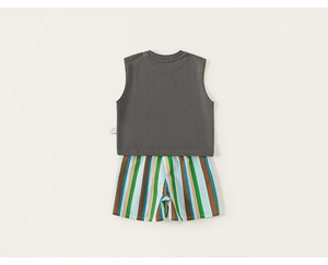 Détail d'un débardeur gris en coton et d'un short à rayures colorées pour garçon