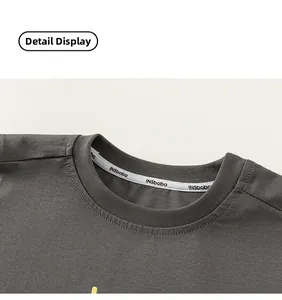 Vue détaillée de l'encolure du t-shirt avec bande de propreté intérieure tissée
