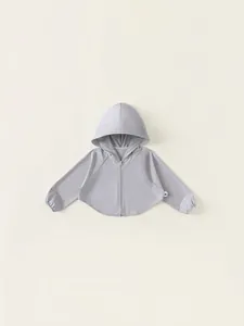 Veste légère anti-UV gris clair pour enfants avec UPF 50+ et tissu technique aéré