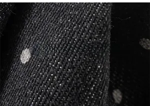 Detailaufnahme von weichem Strickstoff mit Punktmuster für Mädchenshorts
