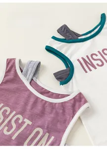 Détail de débardeurs en coton pour filles avec design double bretelle et logo