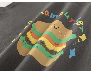 Vue détaillée du t-shirt en coton gris foncé avec un imprimé hamburger coloré