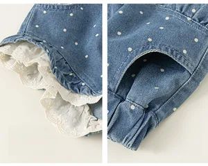 Detailansicht der Mädchen Jeans-Shorts mit weißen Punkten und Spitzenbesatz am Saum