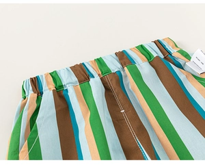 Détail d'un short en coton à rayures verticales multicolores avec taille élastique