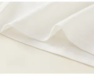 Détail de l'ourlet ample d'un gilet pour filles avec surpiqûre double et tissu élastique