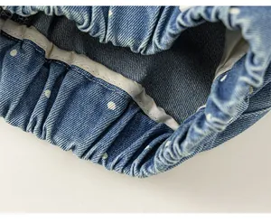 Detailansicht des elastischen Bundes der blauen gepunkteten Jeansshorts für Mädchen
