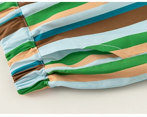 Détail d'un short rayé multicolore avec taille élastique et coutures de poche