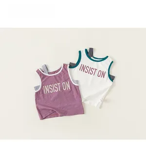 Détail du débardeur en coton pour fille avec motif INSIST ON et effet de superposition