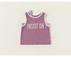 Détail d'un gilet sans manches en coton mauve pour filles avec bordure blanche contrastée