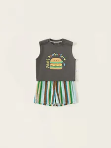 Ensemble d'été enfant avec débardeur gris motif hamburger et short à rayures multicolores