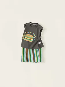 Ensemble d'été pour enfants avec débardeur gris hamburger et short à rayures
