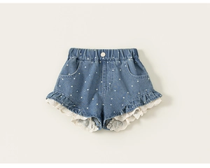 Detail der blauen Denim-Shorts für Mädchen mit weißen Punkten, Gummibund und Spitze