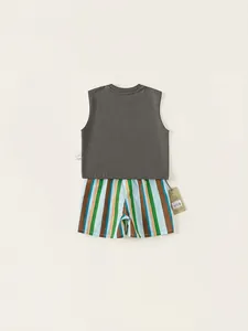 Ensemble d'été 2 pièces pour garçon avec débardeur gris foncé et short à rayures colorées