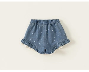Detailansicht der Mädchen Jeans-Shorts mit weißen Punkten und feiner Spitzenborte