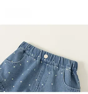 Detailansicht der Mädchen Jeans-Shorts mit weißen Punkten und elastischem Taillenbund