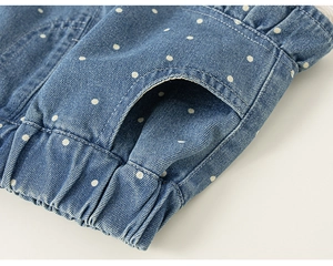 Detail der Mädchen Denim-Shorts mit Polka Dots, elastischem Bund und Seitentasche