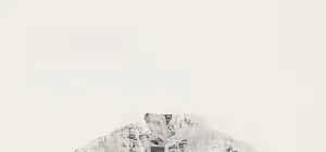 Détail de l'imprimé calligraphique chinois traditionnel sur une chemise d'été blanche garçon