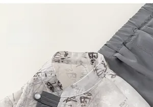 Gros plan d'une chemise chinoise pour garçon avec calligraphie et col mao traditionnel boutonné