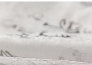 Détail du tissu gris clair avec motifs artistiques et texture douce pour costume d'été