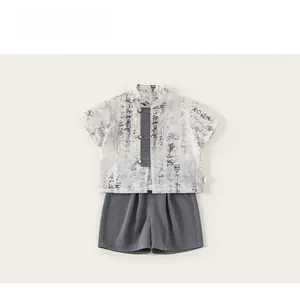 Détail d'un ensemble pour garçon de style chinois avec col montant et imprimé encre