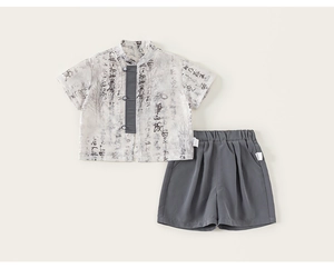 Détail d'une chemise chinoise pour enfant avec imprimé calligraphie et short gris