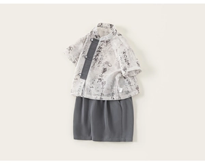 Détail de l'ensemble été garçon avec chemise calligraphie chinoise et short gris