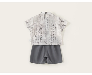 Détail d'un ensemble d'été pour garçon avec chemise calligraphiée et short gris
