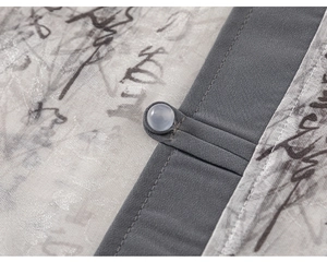 Détail de calligraphie chinoise sur chemise blanche respirante avec bouton décoratif