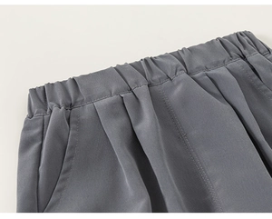 Détail de la taille élastique haute sur le short gris foncé style chinois pour garçon