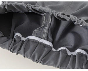 Détail de la taille élastique et des coutures professionnelles du short gris foncé garçon