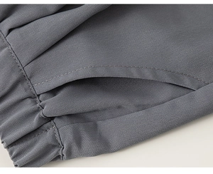 Gros plan du short gris avec taille élastique et poches latérales invisibles