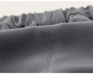 Détail de la taille élastique et des coutures d'un short gris anthracite pour garçons