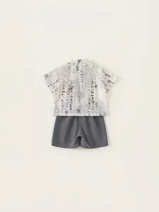 Ensemble d'été pour garçons avec chemise à imprimé calligraphie et short gris