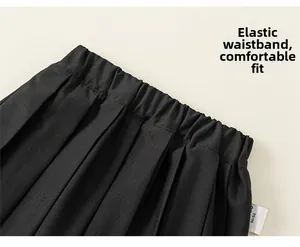 Détail de jupe plissée noire pour filles avec taille élastique confortable et tissu en sergé