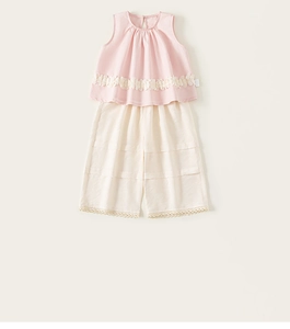 Haut rose sans manches à volants fleuris et pantalon large en dentelle crème