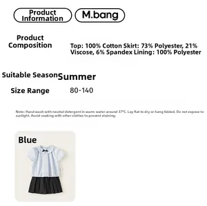 Détail d'ensemble d'été pour filles avec chemise en coton bleu et jupe plissée