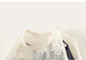 Detaillierte Nahaufnahme des Sommertops für Mädchen mit weißem Spitzenmuster und Rundhals