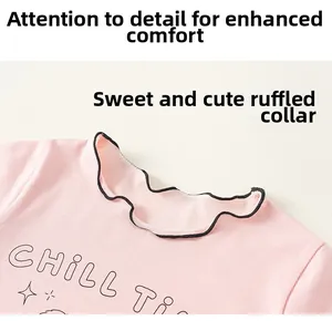 Detailansicht des rosa Mädchenoberteils mit Wellensaumkragen und CHILL TIME Aufdruck