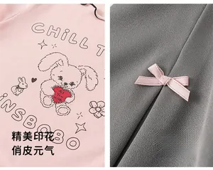 Detailansicht aus Baumwollstoff mit Hasenmotiven und dekorativer rosa Schleife