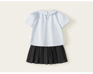 Vue à plat d'un ensemble chemise à col Peter Pan bleu clair et jupe plissée noire