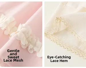 Vue détaillée de la dentelle en maille rose et de l'ourlet en dentelle ajourée crème