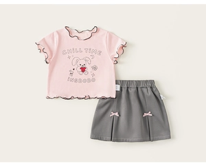 Detail von rosa Kinder-T-Shirt mit Hasenprint und Faltenrock mit Schleifen