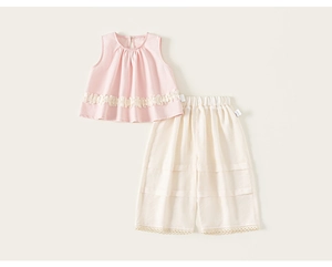 Détail du haut rose sans manches avec fleurs et pantalon large beige pour filles