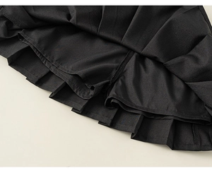 Détail d'une jupe plissée noire pour filles avec doublure de sécurité et ourlet soigné