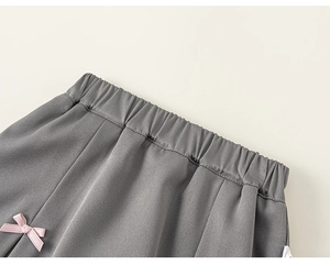 Detailansicht des elastischen Bundes am grauen Baumwollrock für Mädchen mit rosa Schleife