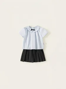 Ensemble preppy fille avec chemise bleue à col Claudine et jupe plissée noire